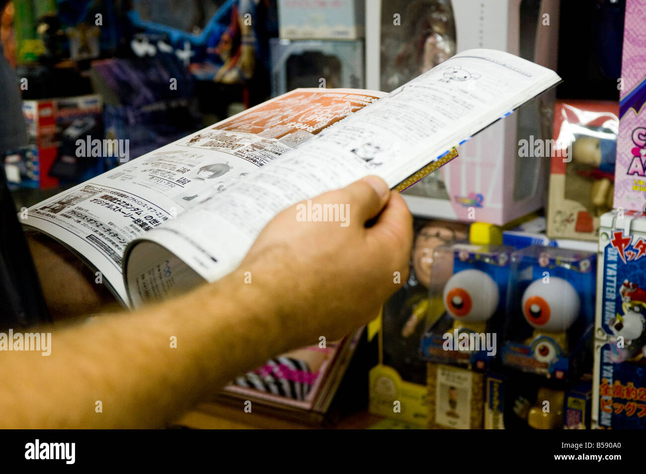 Touristischen lesen Manga Comic in einem Spielzeugladen im Stadtteil Shibuya in Tokio, Japan. Stockfoto