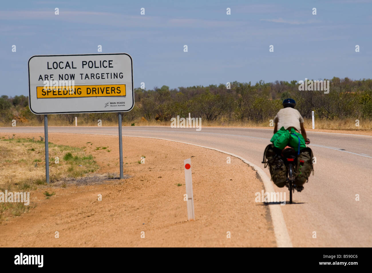 Ein Radsportler outback Straßen bei hohen Temperaturen in der Nähe von Fitzroy Crossing in der Kimberley Region von Westaustralien Stockfoto