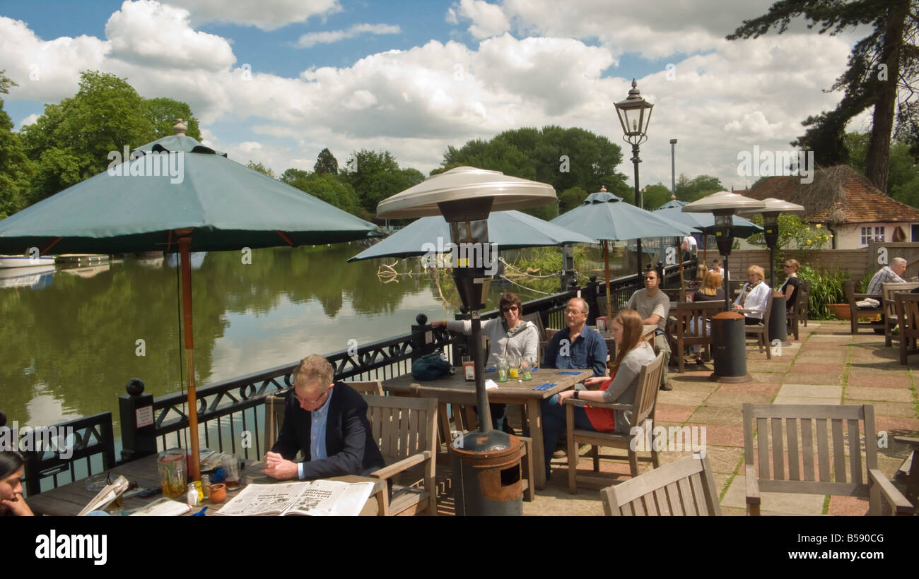 Mittags in der Schwan-Station Pub mit Blick auf die Themse in Pangbourne Berkshire England Stockfoto