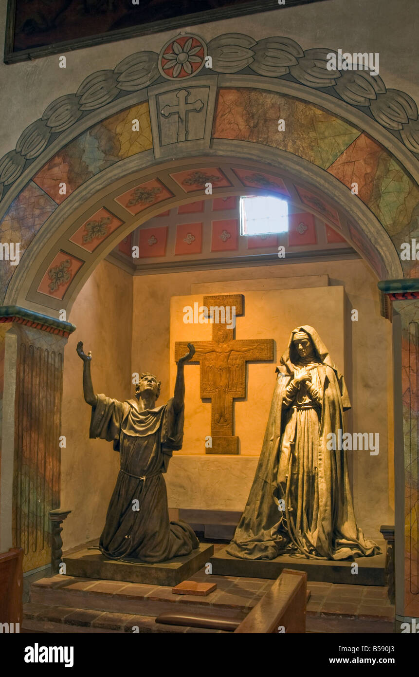 Mission Santa Barbara Kirchenraum mit Statuen des Heiligen Franziskus von Assisi und der Heiligen Clara von Assisi Santa Barbara Kalifornien Stockfoto