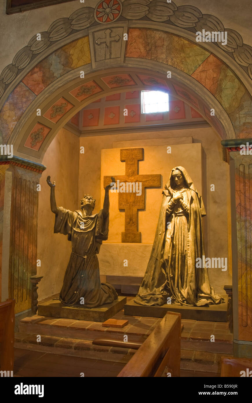 Mission Santa Barbara Kirchenraum mit Statuen des Heiligen Franziskus von Assisi und der Heiligen Clara von Assisi Santa Barbara Kalifornien Stockfoto