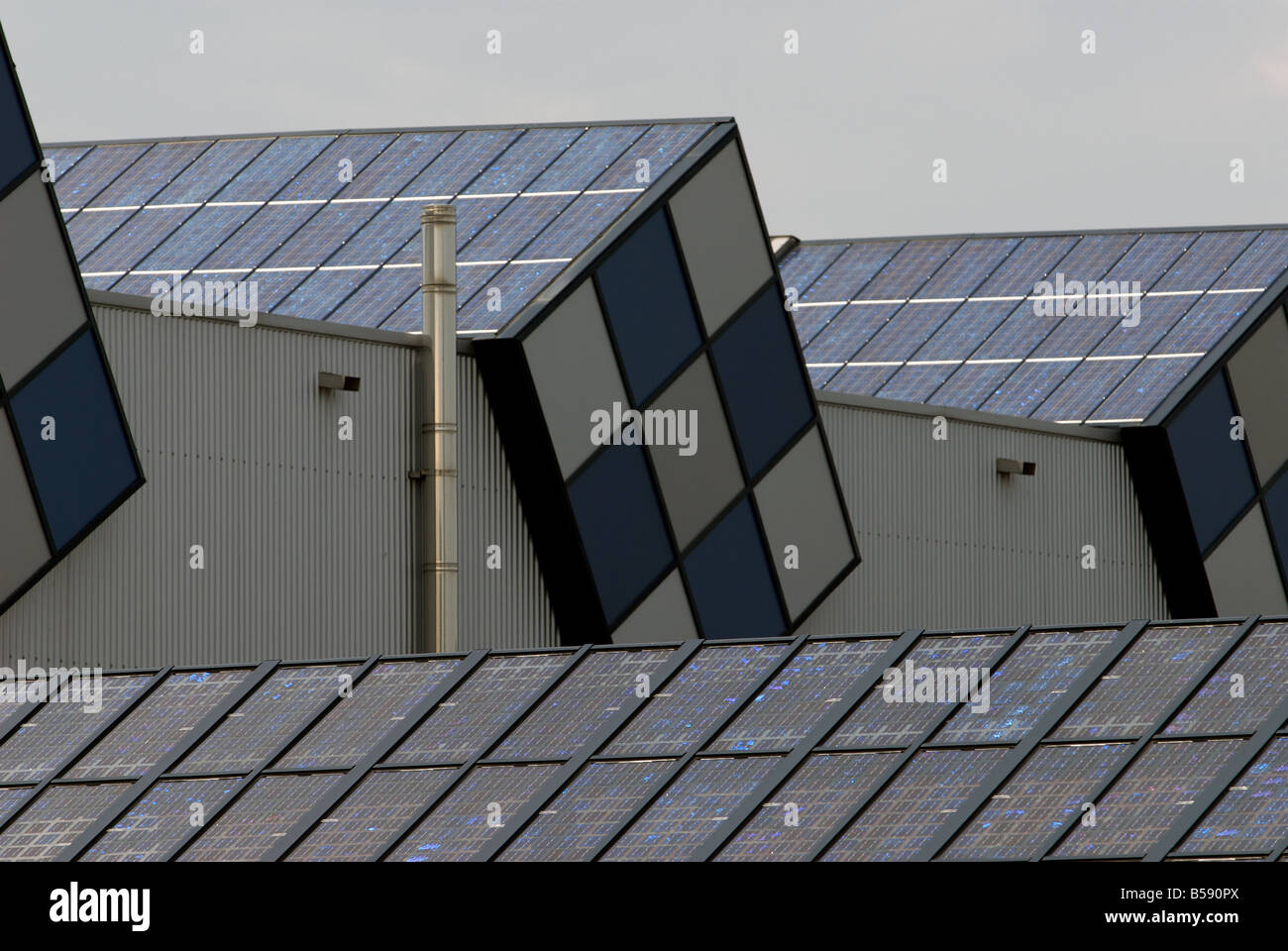 Solar-Panels ausgestattet, ein Sportzentrum auf der weltweit größten solar angetriebene Wohnsiedlung, Nieuwland, Amersfoort, Niederlande. Stockfoto