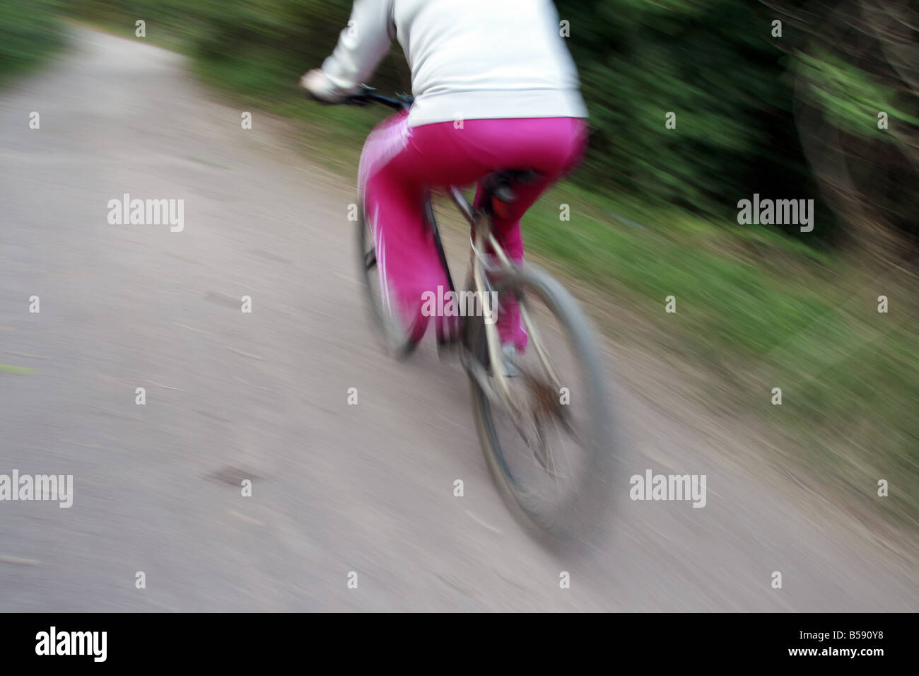 Frau Reiten Fahrrad in Landschaft Stockfoto