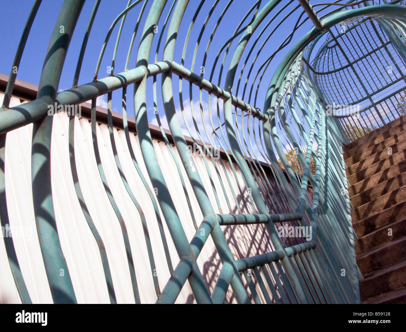 UK - EISENBAHNBRÜCKE MIT GRAFITTI IN DER NÄHE VON ST BEDECKT. PANCRAS EURORAIL TERMINAL, CAMDEN, LONDON Foto © Julio Etchart Stockfoto