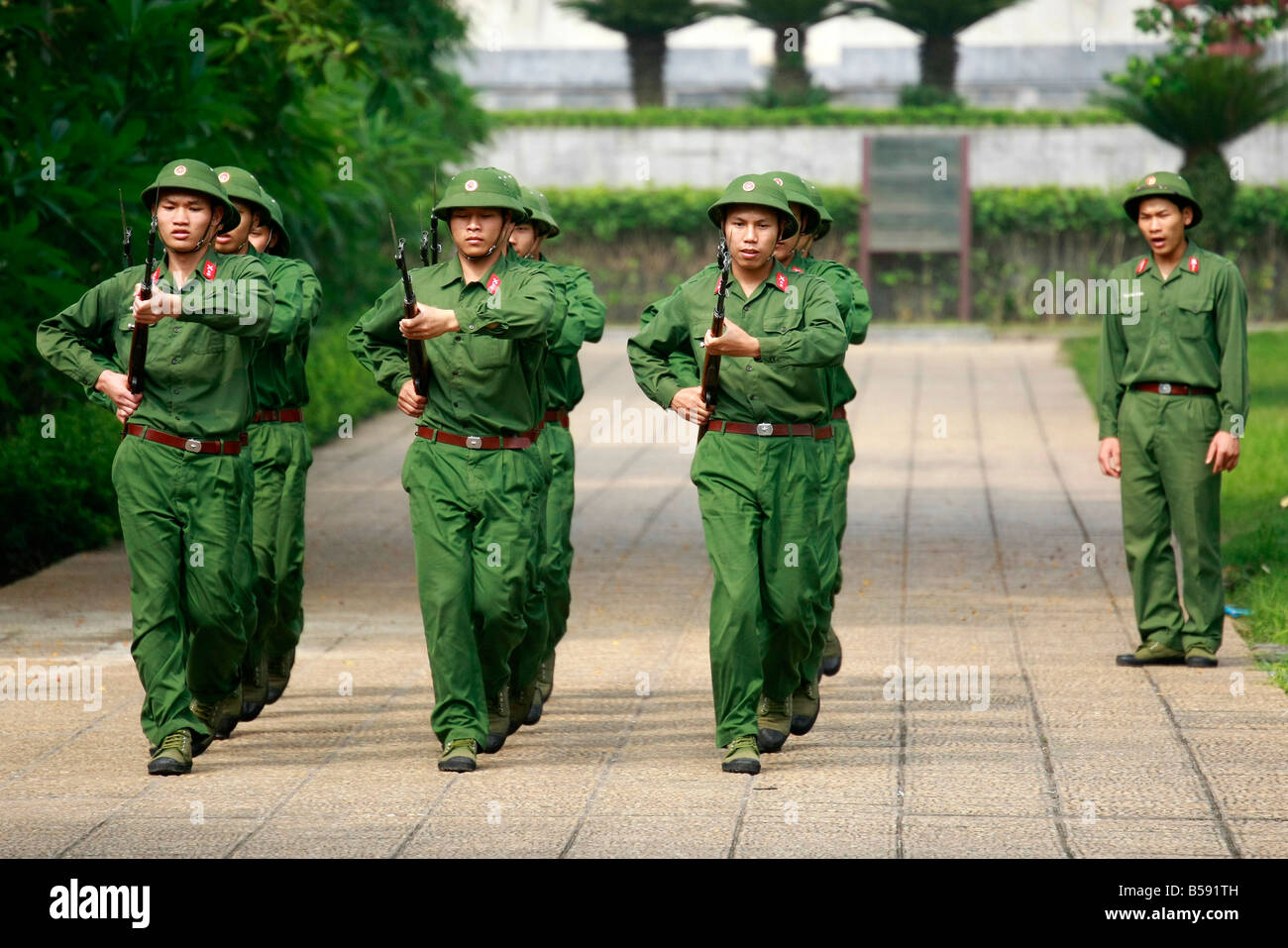 Vietnamesischen Truppen Bohren in der Nähe von Ho Chi Minh Mausoleum, Hanoi, Vietnam Stockfoto