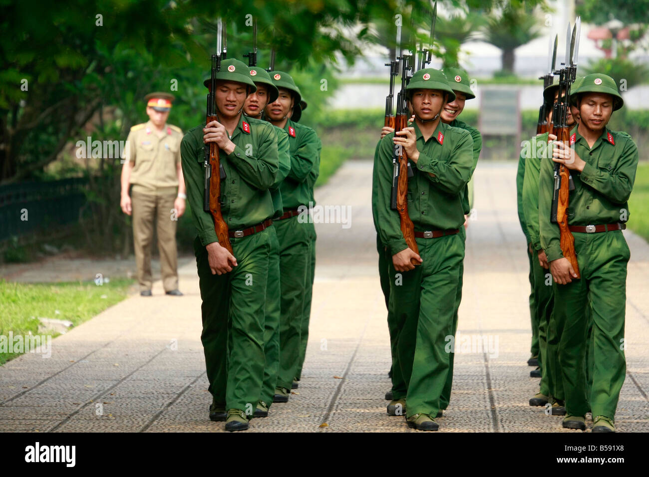 Vietnamesischen Truppen Bohren in der Nähe von Ho Chi Minh Mausoleum, Hanoi, Vietnam Stockfoto