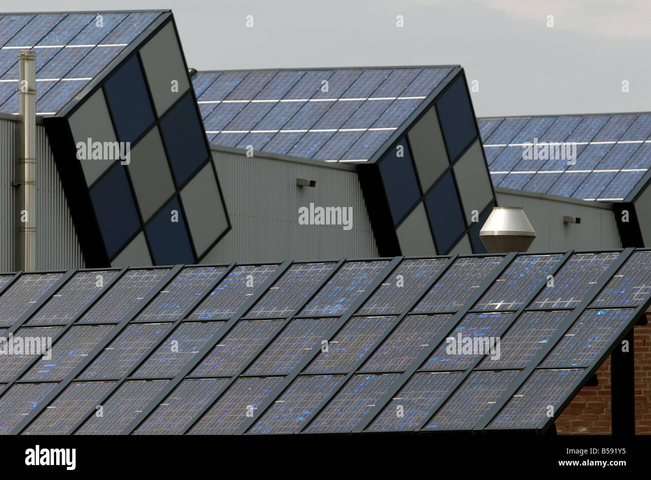 Solar-Panels ausgestattet, ein Sportzentrum auf der weltweit größten solar angetriebene Wohnsiedlung, Nieuwland, Amersfoort, Niederlande. Stockfoto