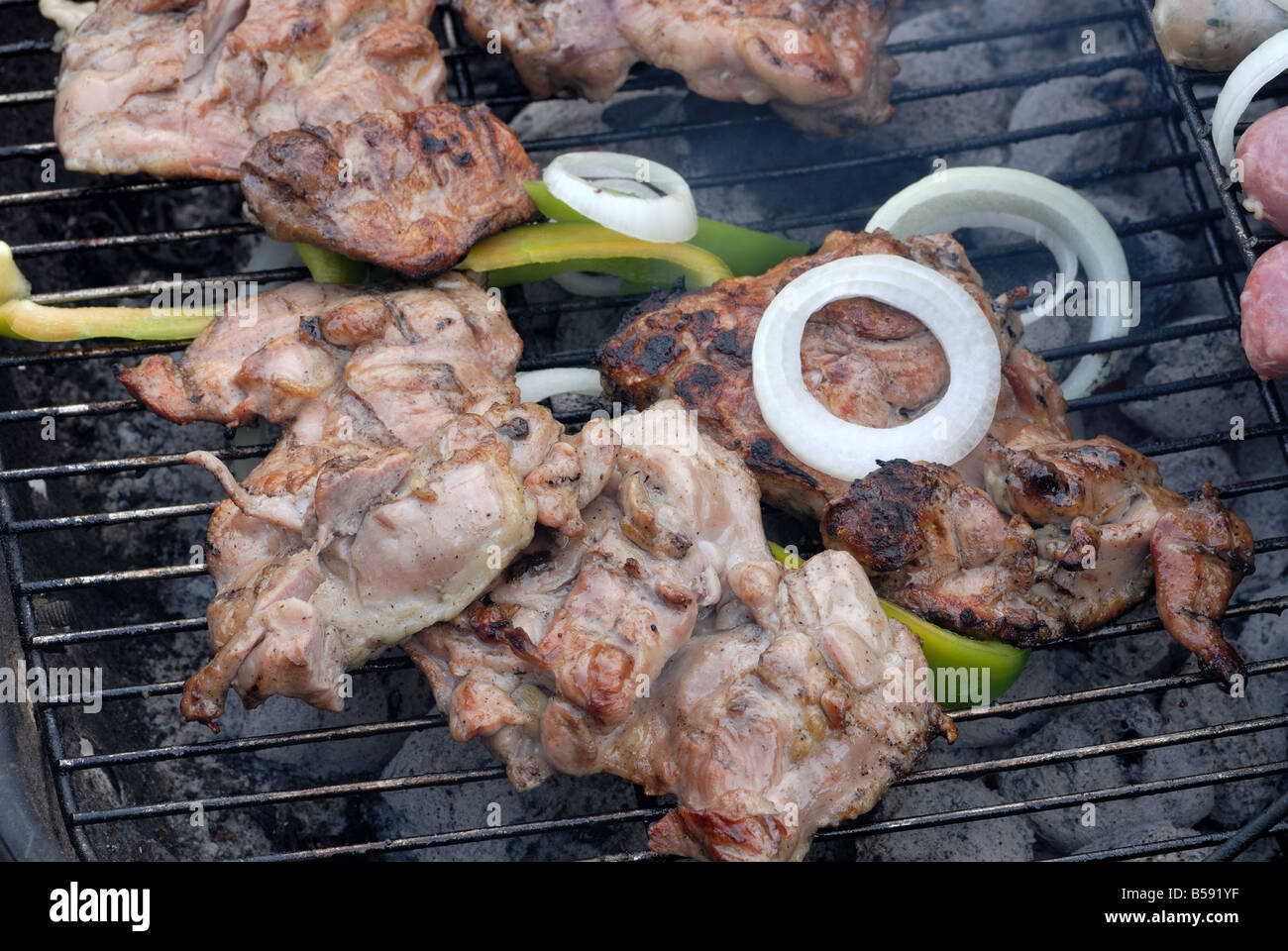 Nahaufnahme von einem BBQ mit Fleisch und Gemüse Stockfoto