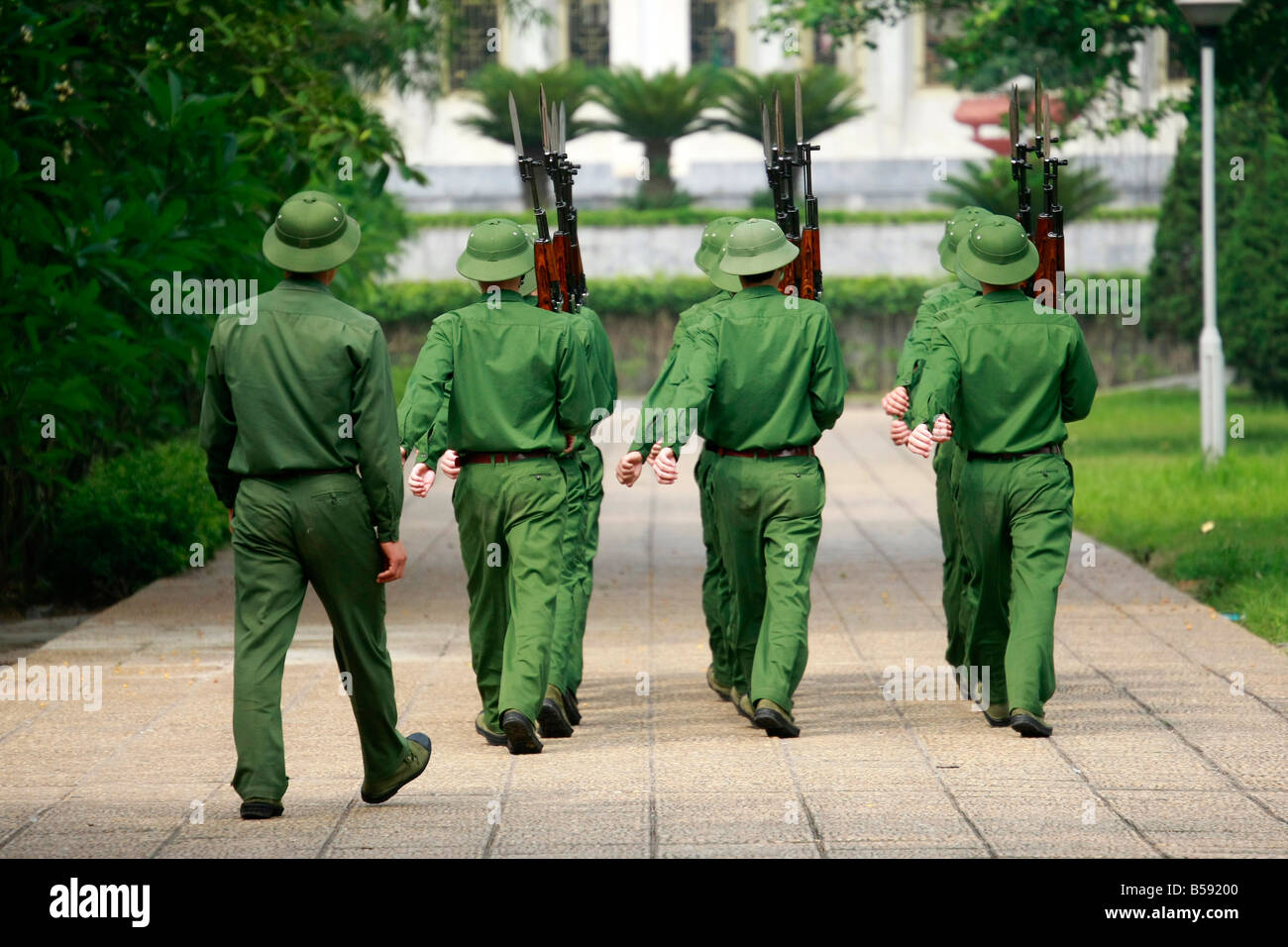 Vietnamesischen Truppen Bohren in der Nähe von Ho Chi Minh Mausoleum, Hanoi, Vietnam Stockfoto
