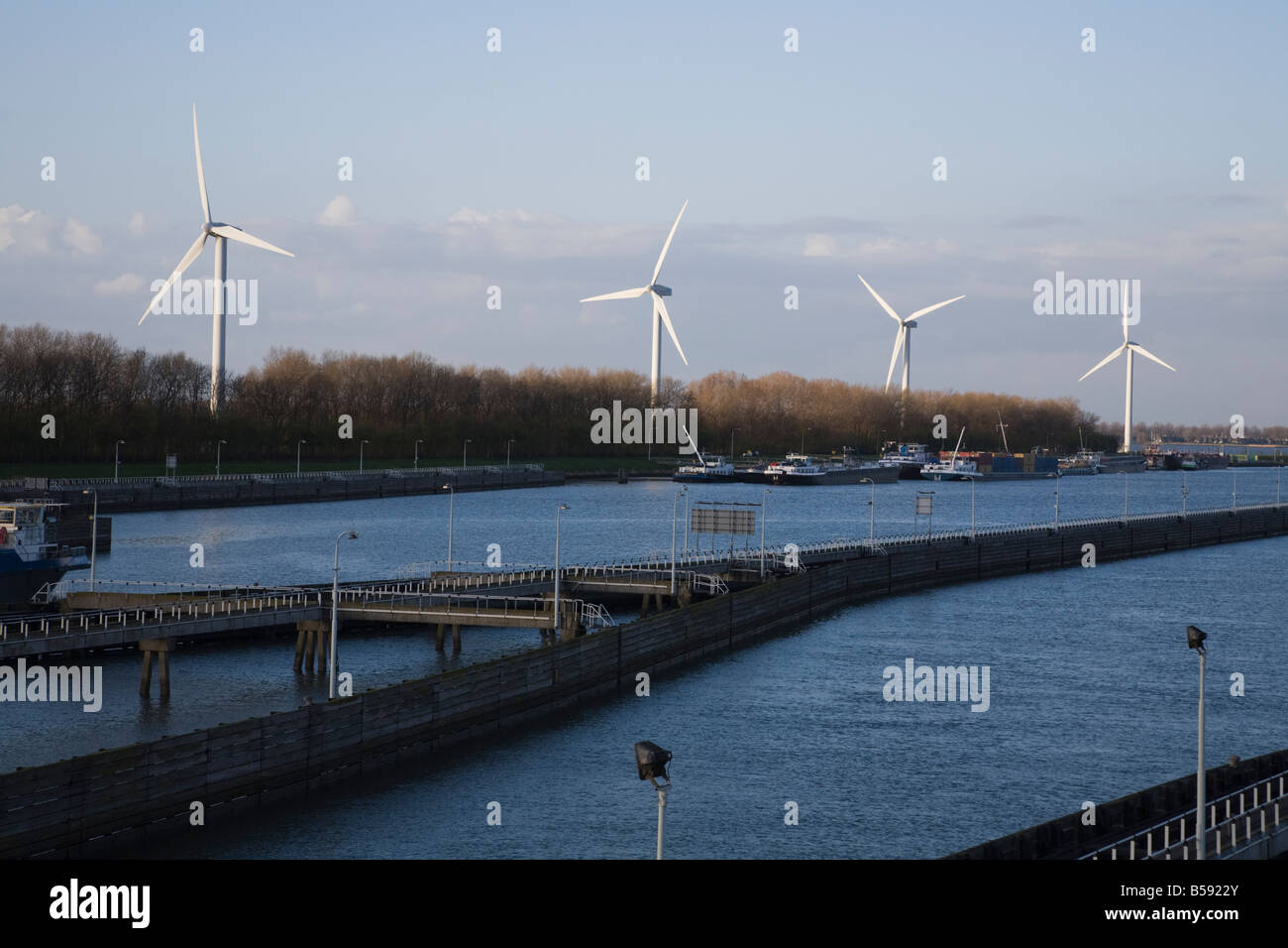 Windenergieanlagen und der Noorder Voorhaven Wasserstraße Schlösser, Hollands Diep, Holland. Die Niederlande (42) Stockfoto