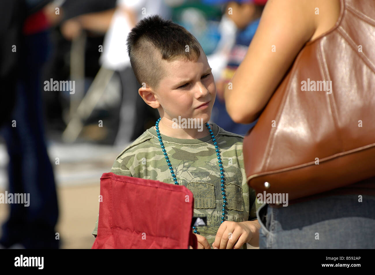 Junge mit einem Mohawk Haarschnitt. Stockfoto