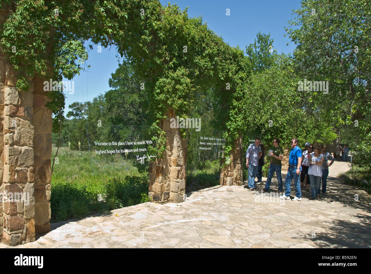 Texas Hill Country Austin Lady Bird Johnson Wildflower Center Eingang Zitat von Lady Bird auf Plex panel Stockfoto
