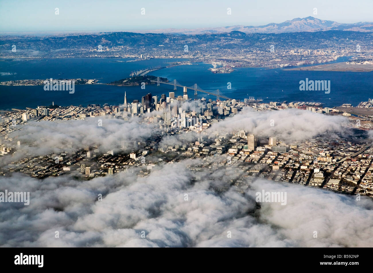 Luftaufnahme über dem Nebel über San Francisco Kalifornien Stockfoto