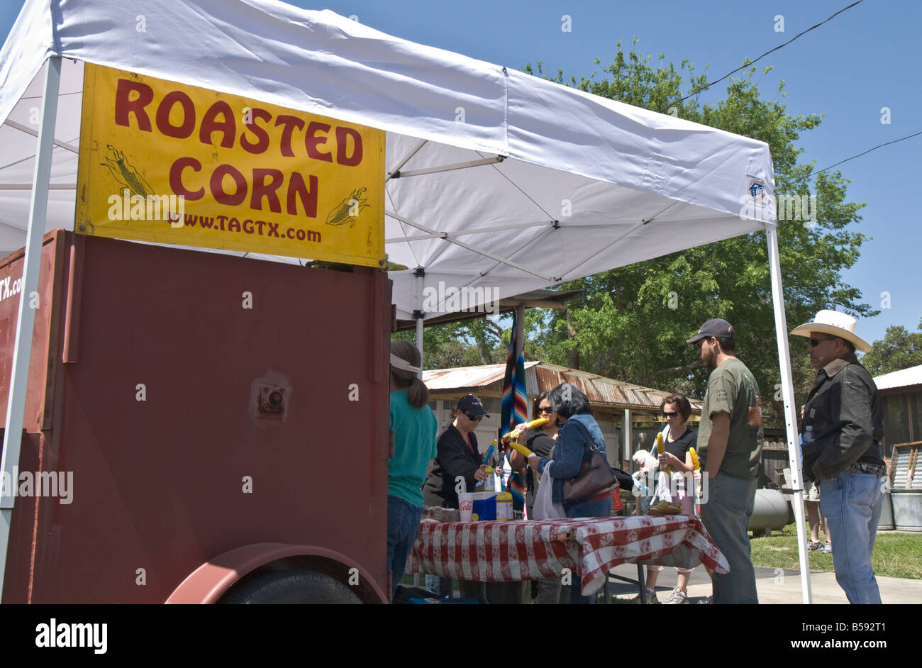 Texas Hill Country Wimberley Markttagen Kunsthandwerk Sammlerstücke antike Flohmarkt gerösteten Mais Anbieter Stockfoto