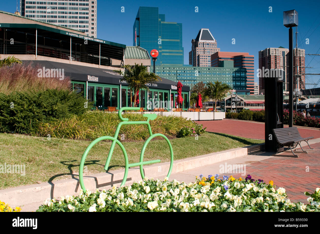 Ein Fahrradträger an Baltimores berühmten Inner Harbor Hafen mit Blick auf die Skyline der Stadt im Hintergrund. Stockfoto