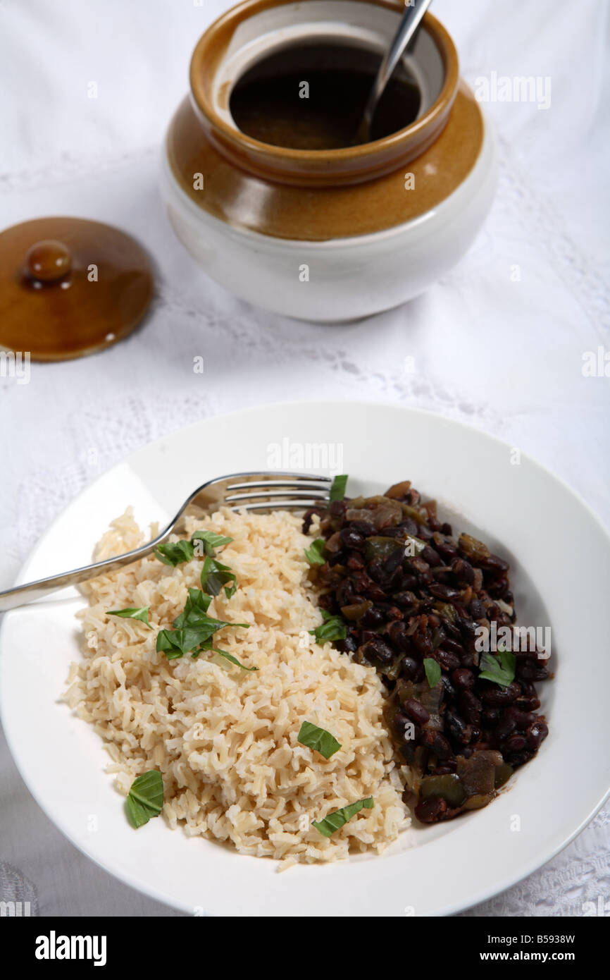 Kubanische schwarze Bohnen und Reis ein sehr traditionelles Gericht bekannt als Mauren und Christen Moros y Cristianos mit einem Topf servieren Stockfoto
