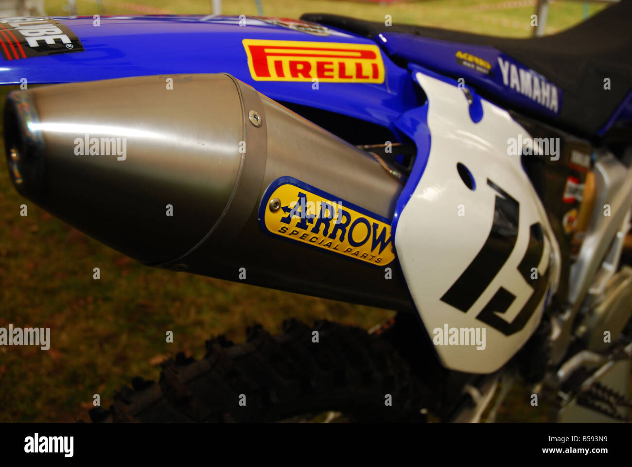 Arrow Auspuffanlage auf einem Yamaha-Motocross-Motorrad Stockfoto