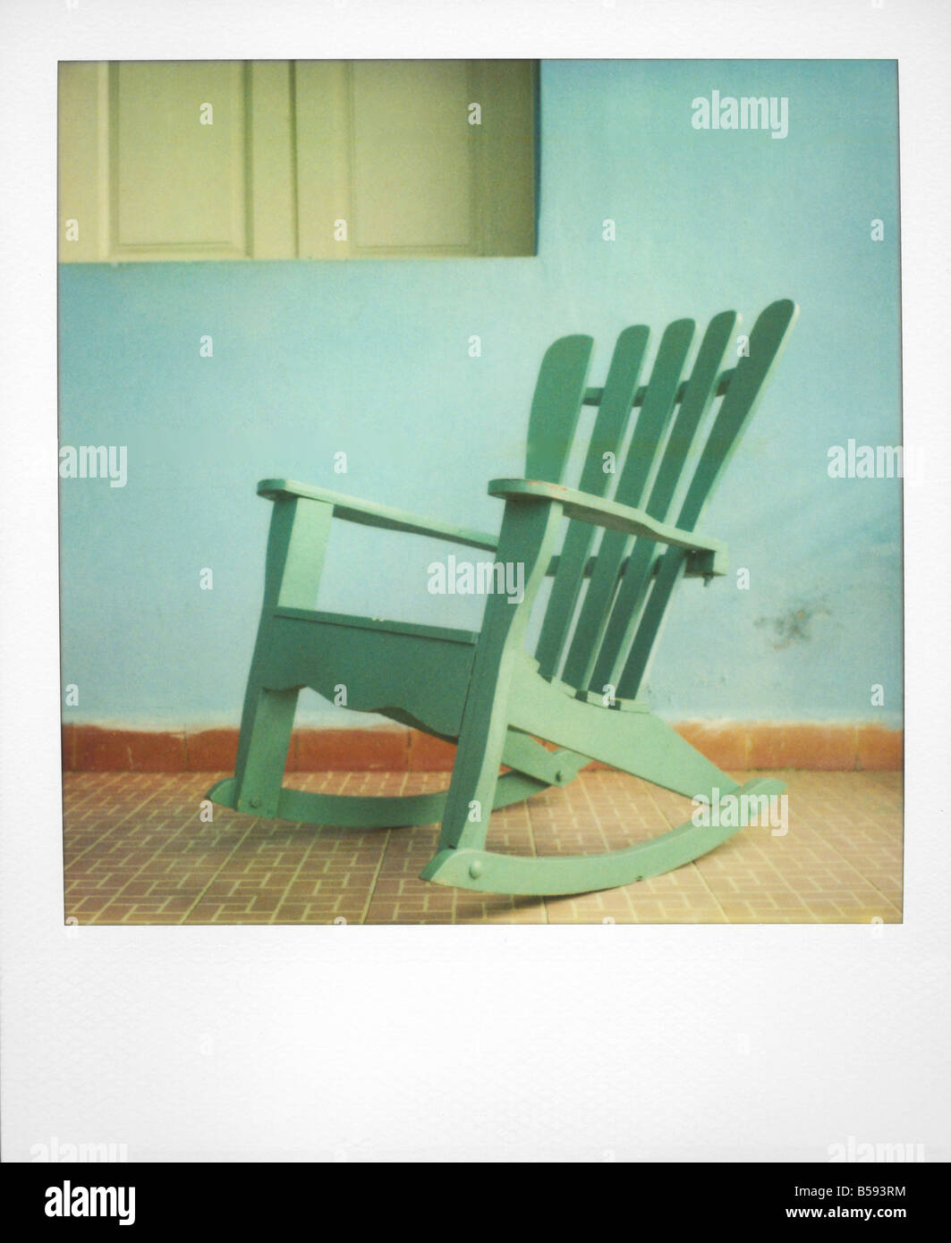 Polaroid von grünen Stuhl auf der Veranda des traditionellen Hauses Vinales Kuba West Indies Mittelamerika Stockfoto