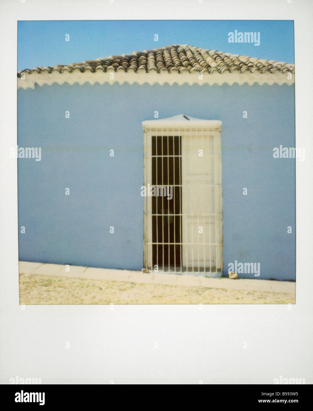 Polaroid von gemalten blauen Wand Trinidad Kuba West Indies Mittelamerika Stockfoto