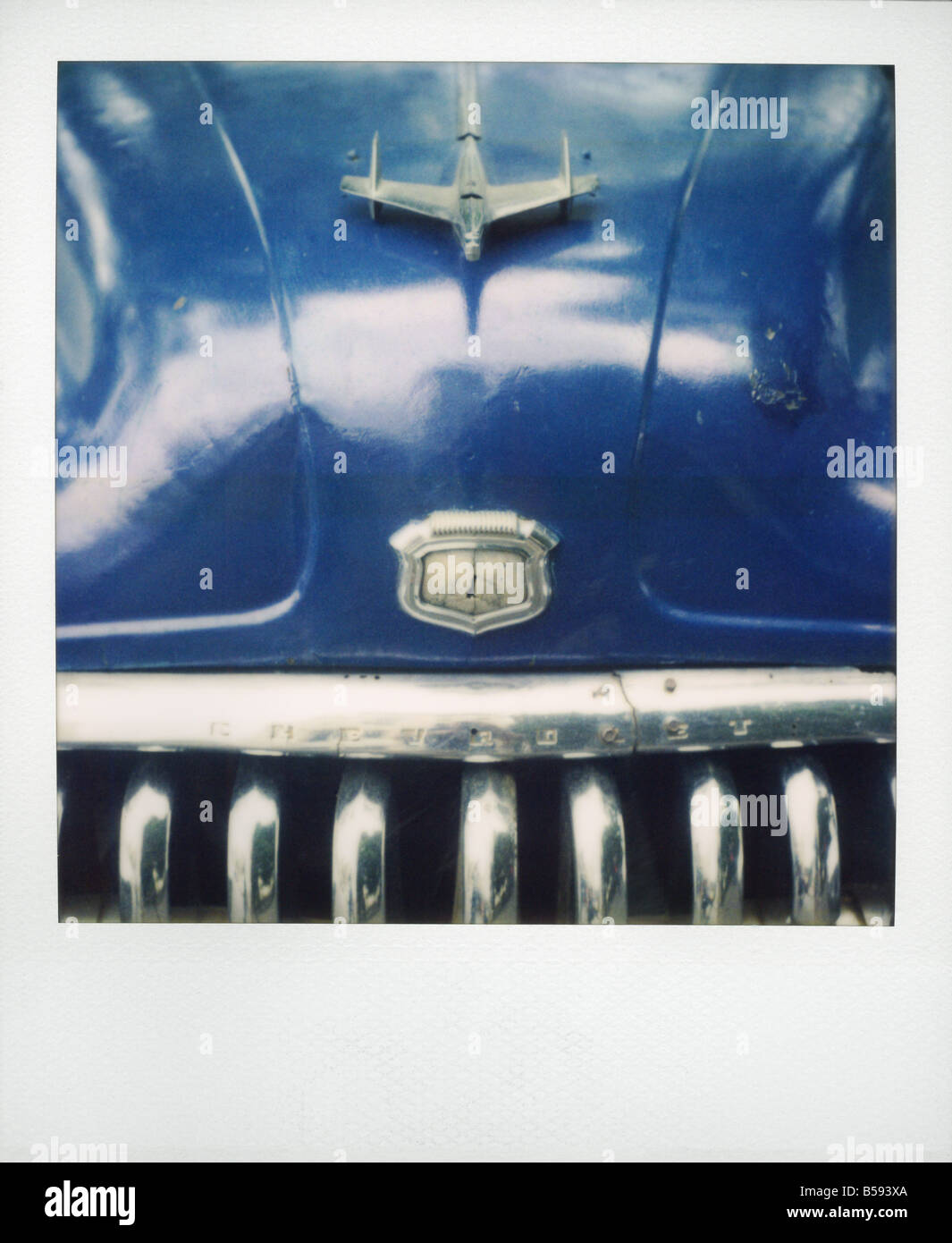 Polaroid Detaillierungsgrad der Motorhaube und Chrom Grill blauen amerikanischen Oldtimers Havanna Kuba West Indies Mittelamerika Stockfoto