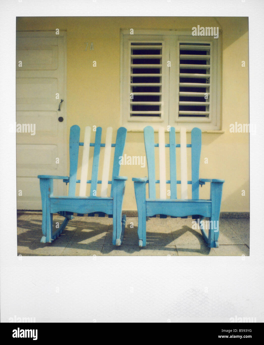 Polaroid von zwei Stühle weiß lackiert und blau auf der Veranda des traditionellen Hauses Vinales Kuba West Indies Mittelamerika Stockfoto
