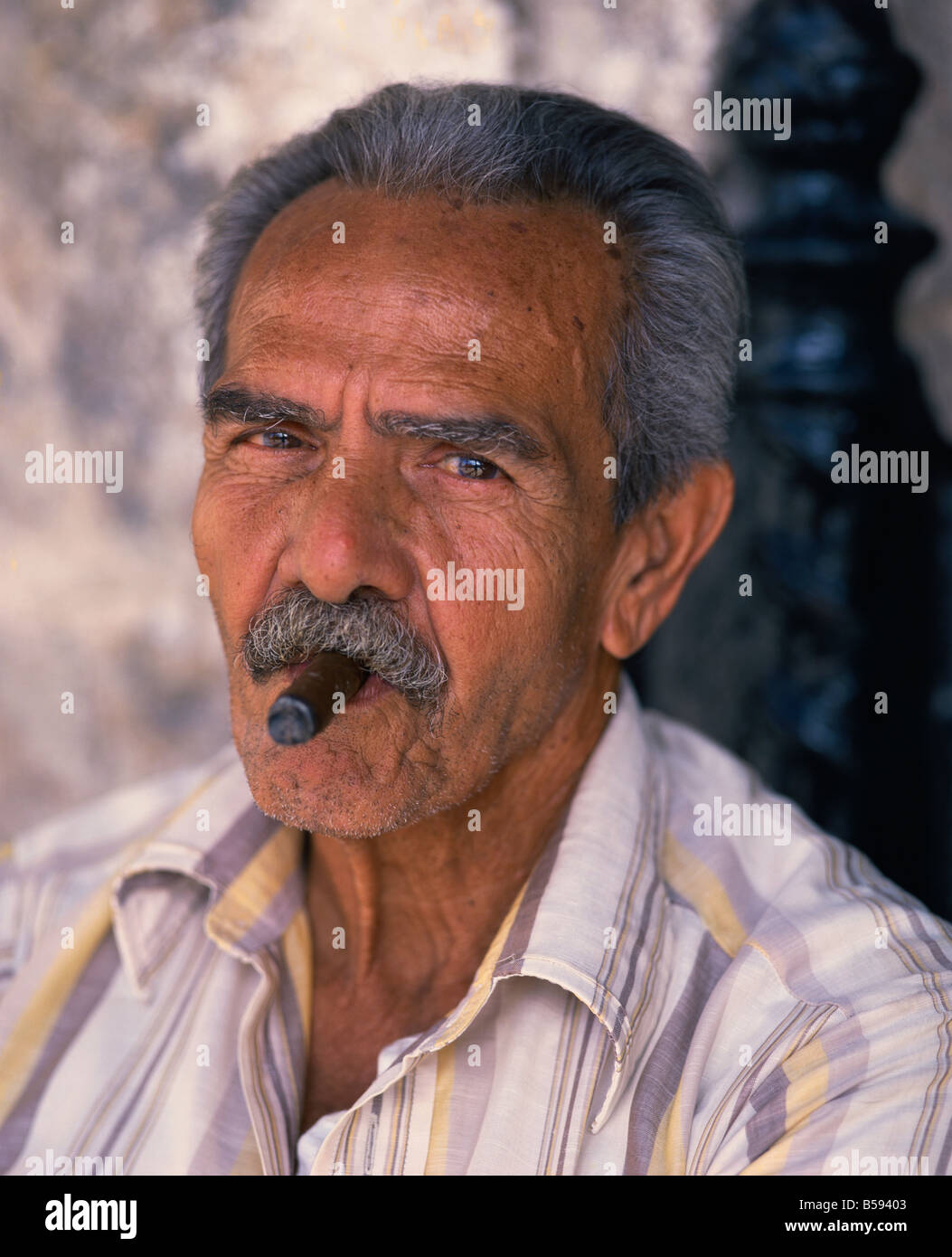 Alter Mann raucht eine Zigarre Habana-Havanna-Kuba-Karibik-M-Mawson Stockfoto
