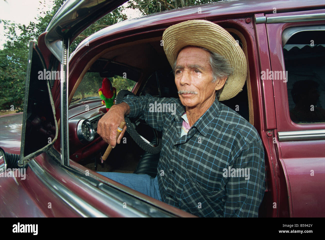 Ein Mann sitzt in einem 1950 Apos s American Auto Pinar Del Rio Provinz Kuba G Hellier Stockfoto
