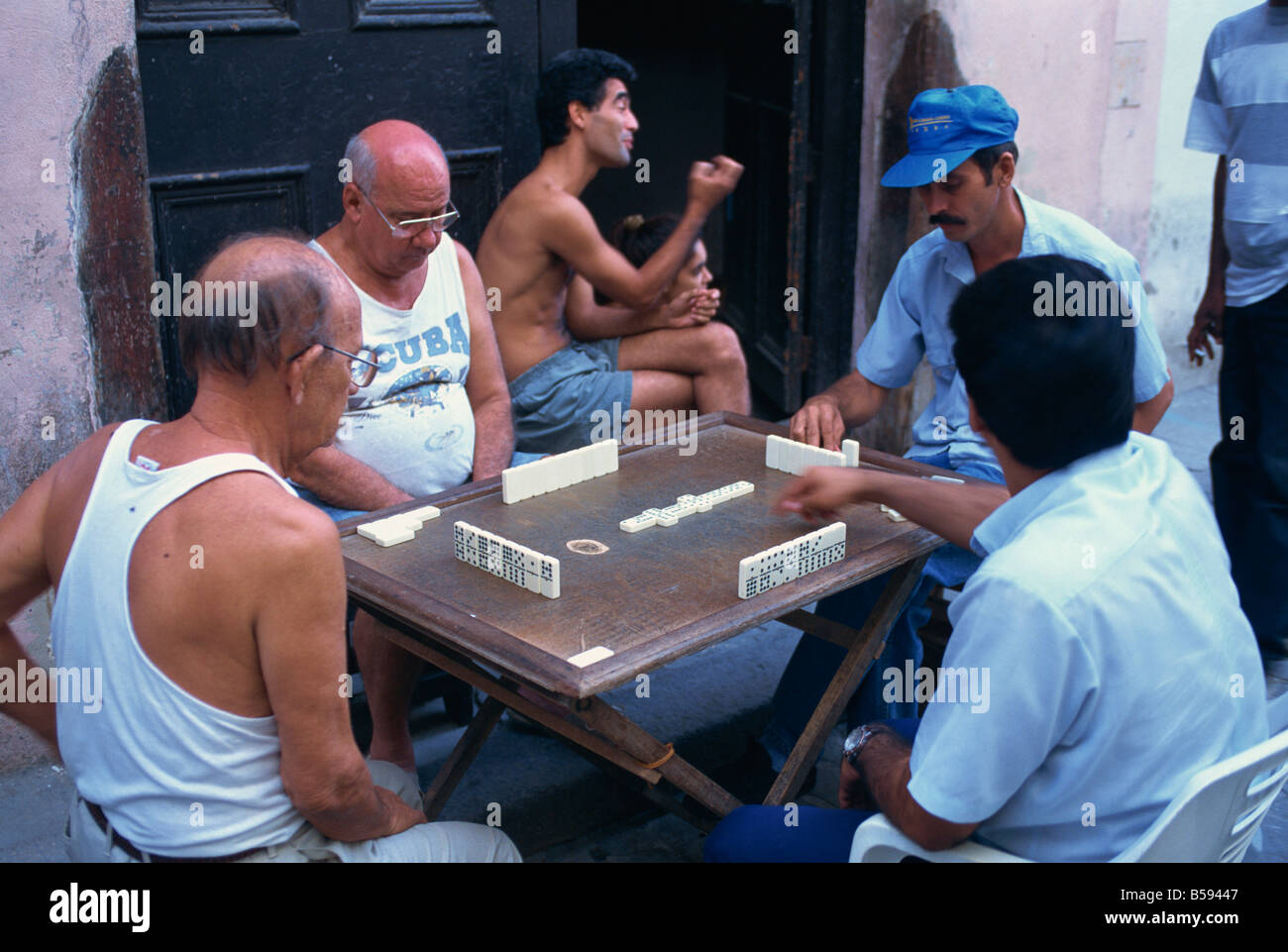 Eine Gruppe von Männern, die in alten Havanna Kuba West Indies M Mawson Domino spielen Stockfoto