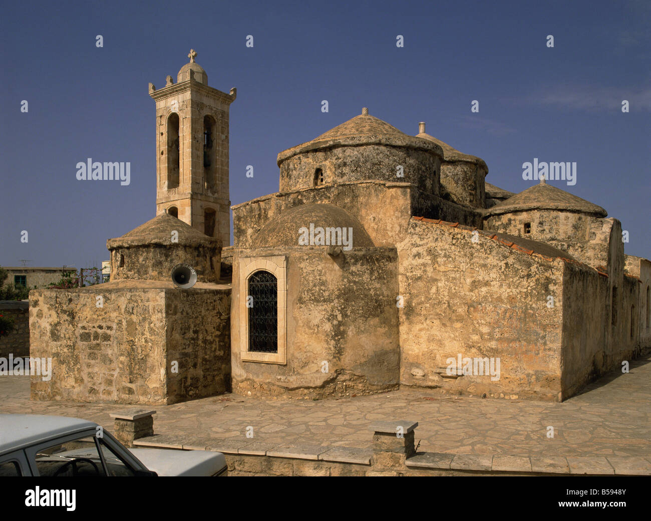 Ungewöhnliche Kuppeln, Ayia Paraskevi Kirche aus dem 11. Jahrhundert, Yeroskipos in der Nähe von Paphos, Zypern, Europa Stockfoto