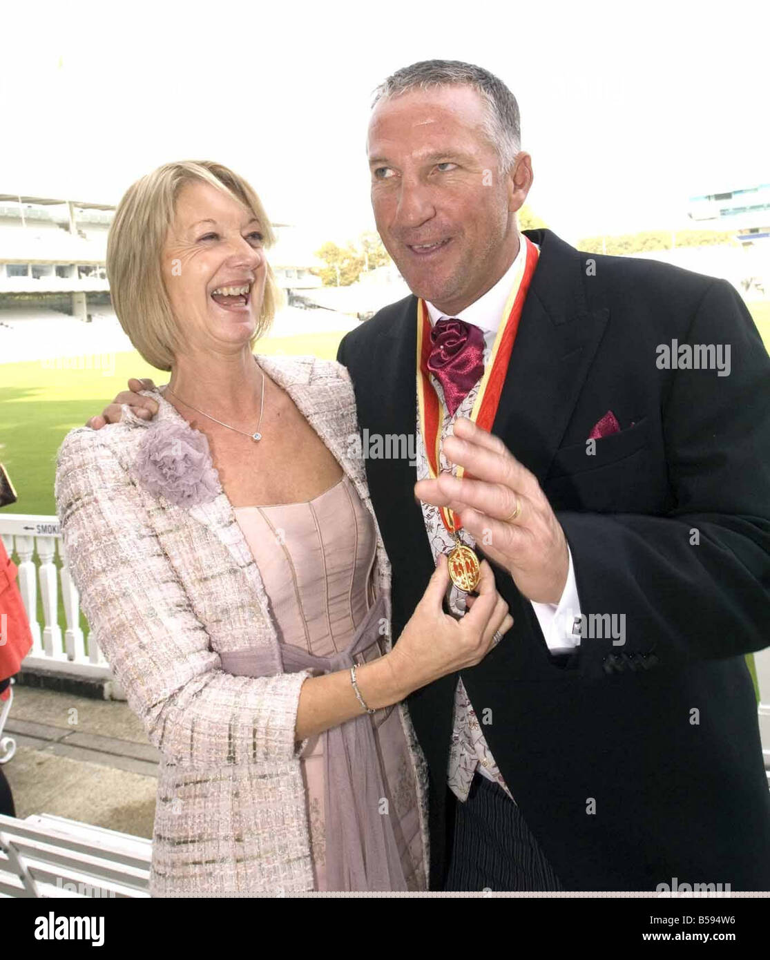 Englische Cricket-Held Sir Ian Botham und Lady Botham auf Lords heute nach Erhalt seiner Ritterschaft von der Queen im Buckingham Palace heute Morgen Stockfoto