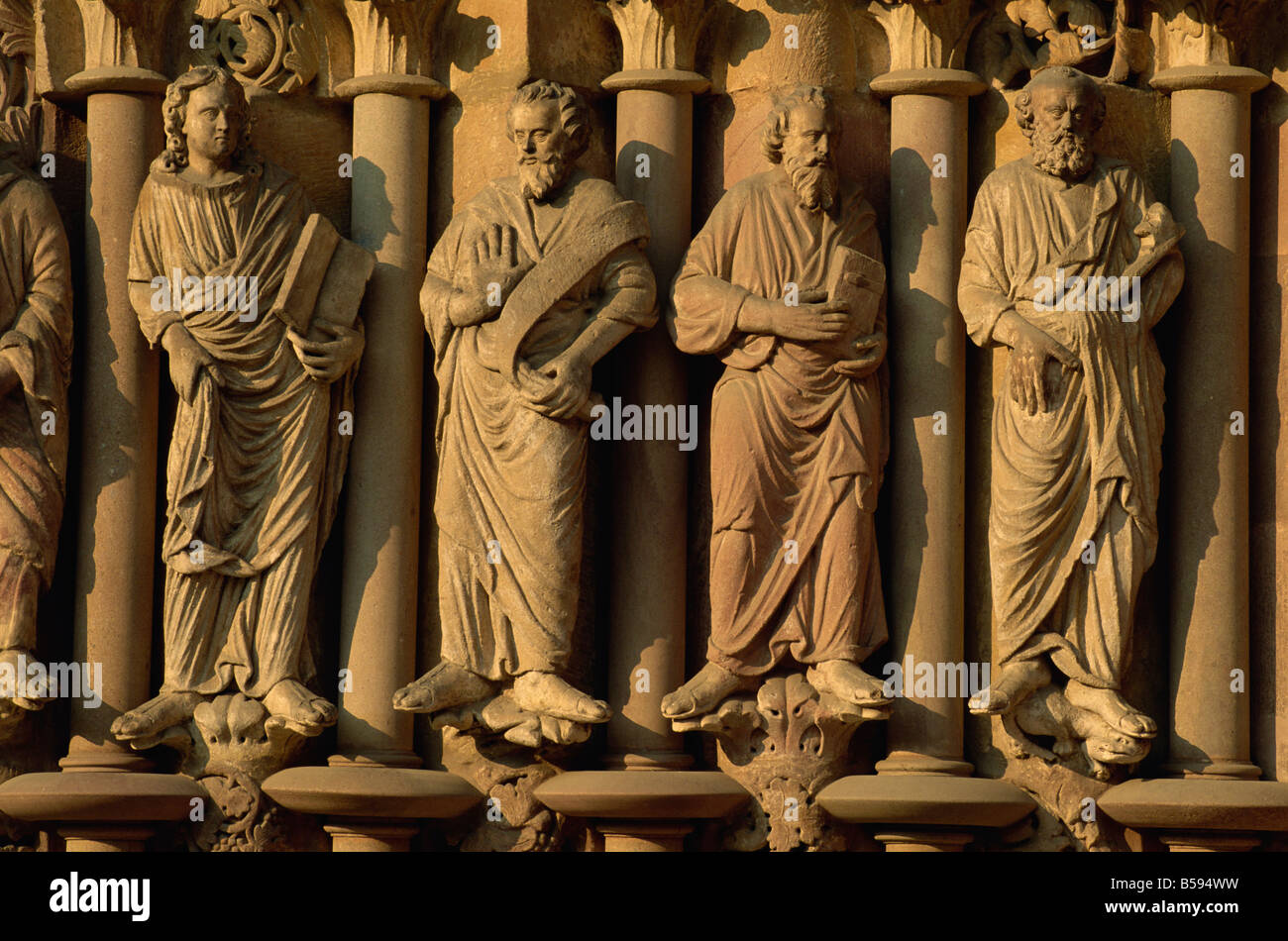 Späten romanischen Portal der Apostel, Tisnov, Süd-Mähren, Tschechische Republik, Europa Stockfoto