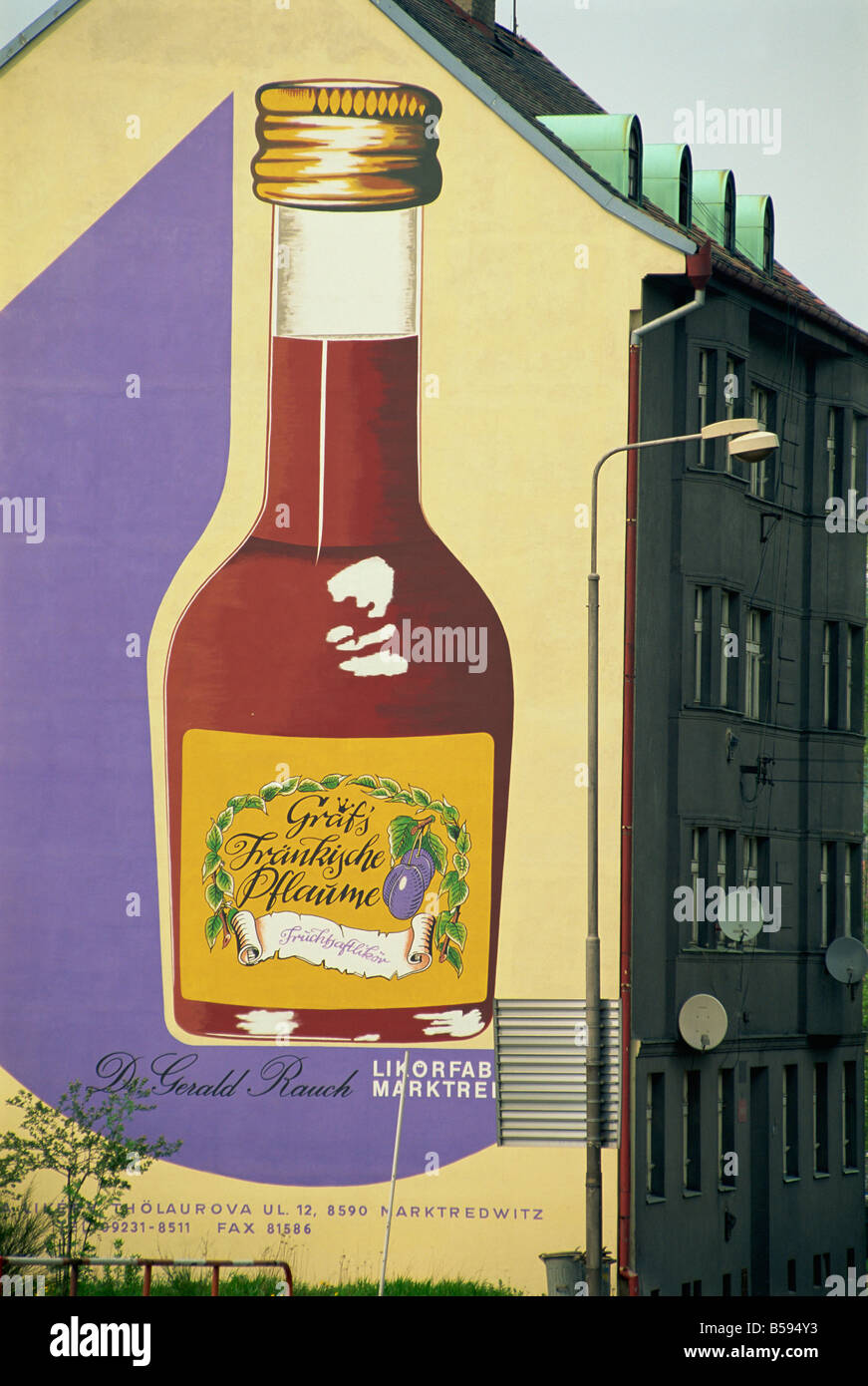 Likör-Werbung auf Seite des Gebäudes, Most, Nord-Böhmen, Tschechische Republik, Europa Stockfoto