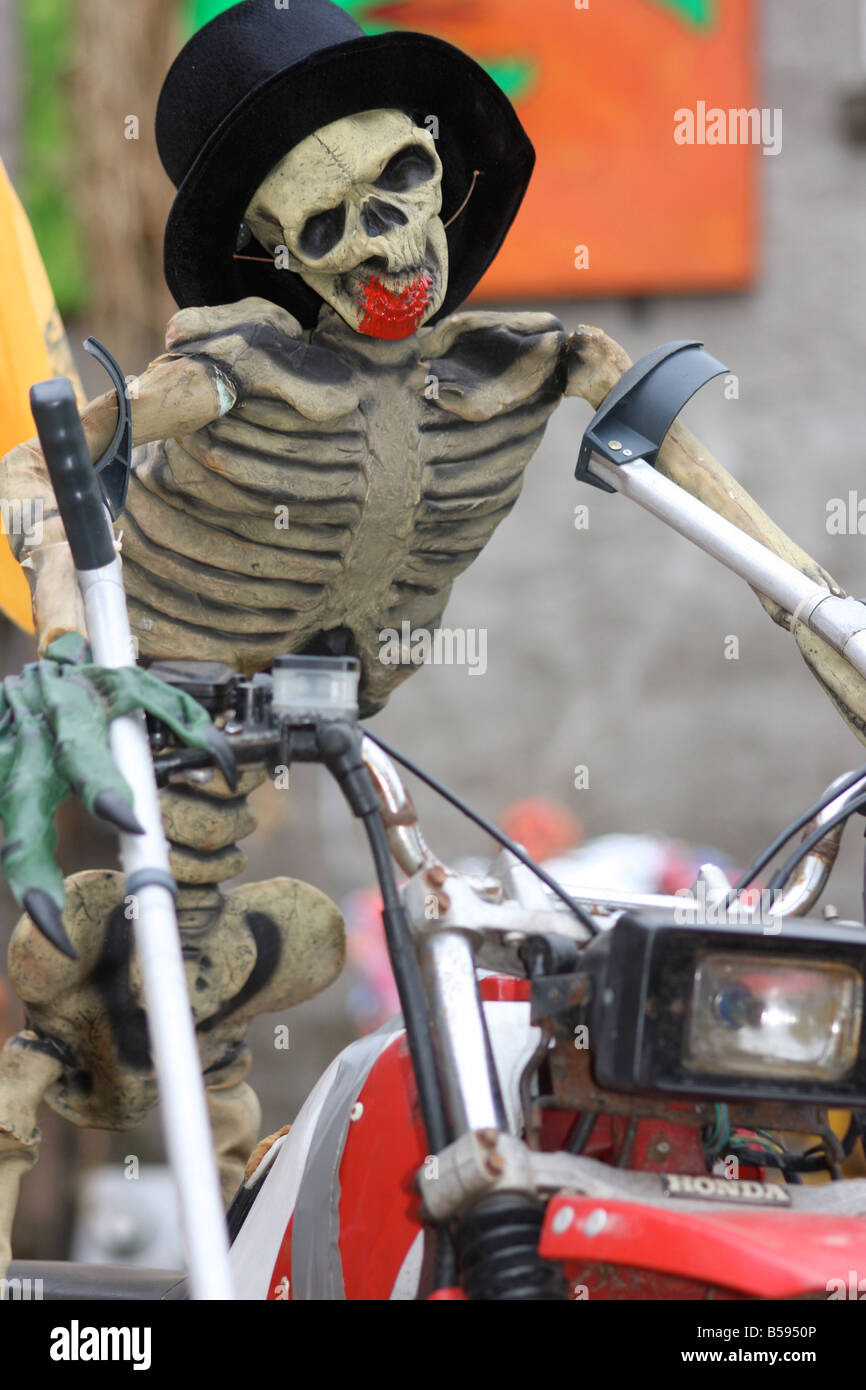 gruseliges Halloween Skelett auf Motorrad Stockfoto