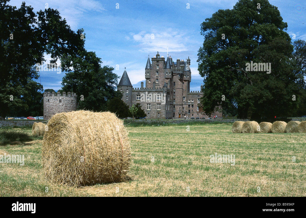 Heuernte auf Glamis Castle Fife Schottland Juli 1984 Heu Bails im Feld Stockfoto