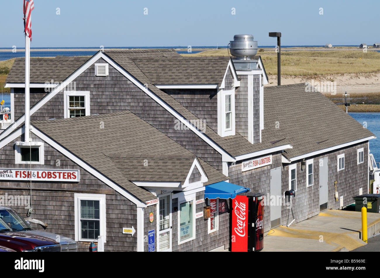 Schindel bauen am Chatham Fisch Pier auf Cape Cod für Fisch und Hummer herausnehmen Essen mit Coca Cola-Automaten Stockfoto