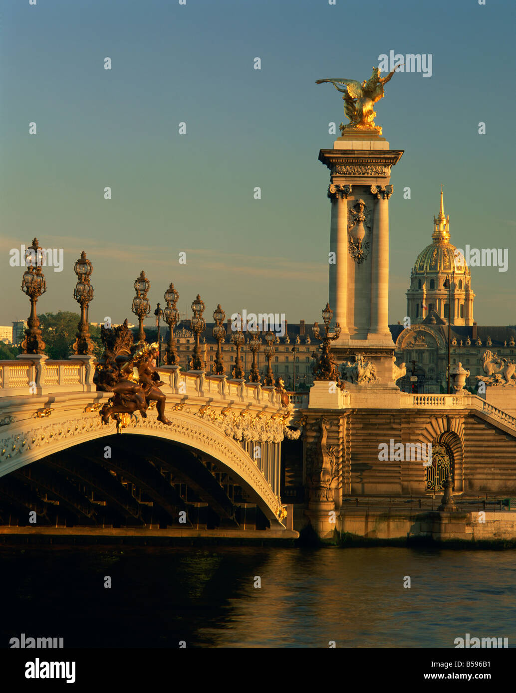 Der Pont Alexandre III vor dem Grand Palais und Petit Palais Paris Frankreich G Hellier Stockfoto