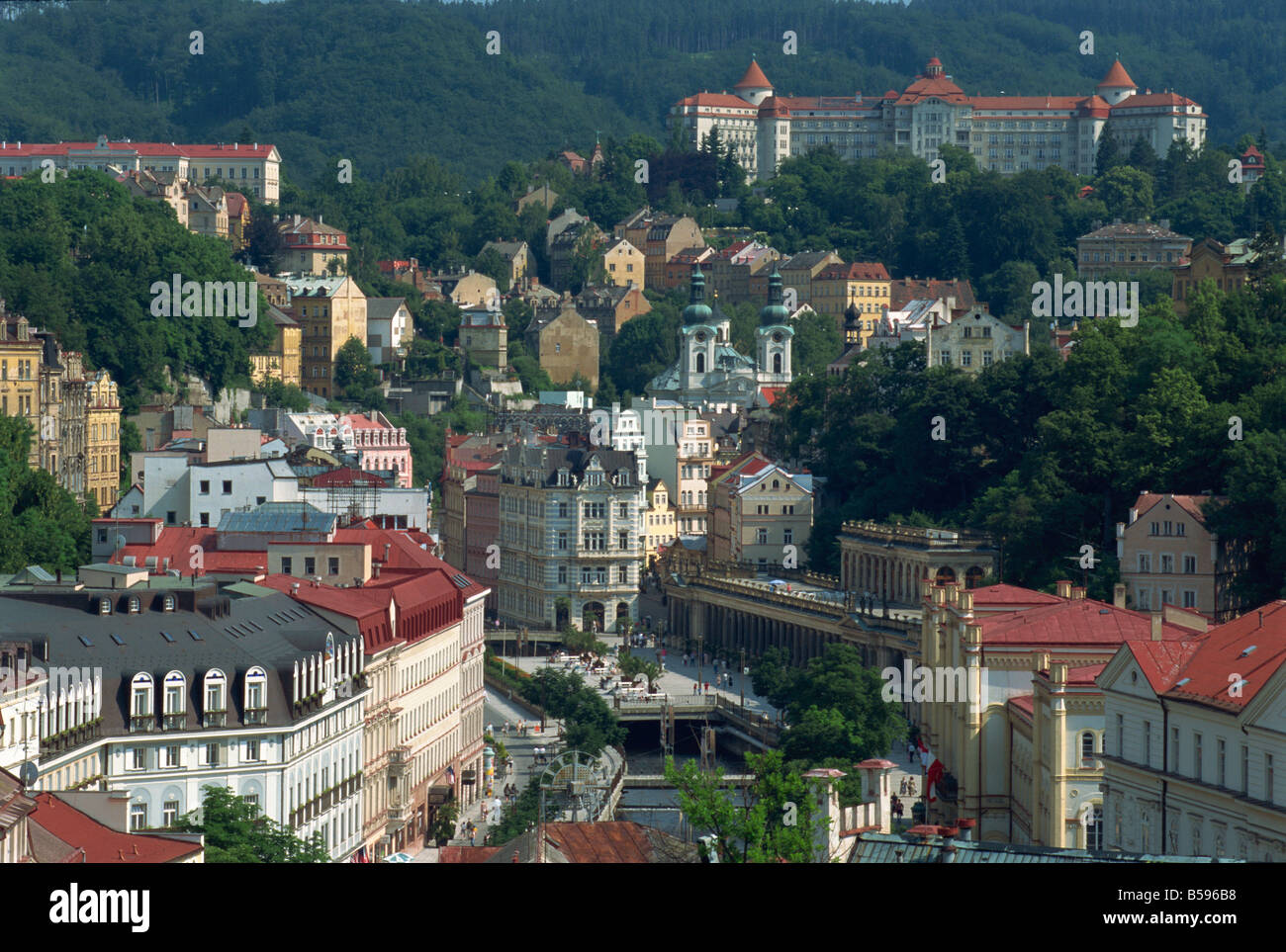 Die Stadt Karlovy Vary (Karlsbad) gesehen vom thermischen Sanatorium, Tschechische Republik, Europa Stockfoto