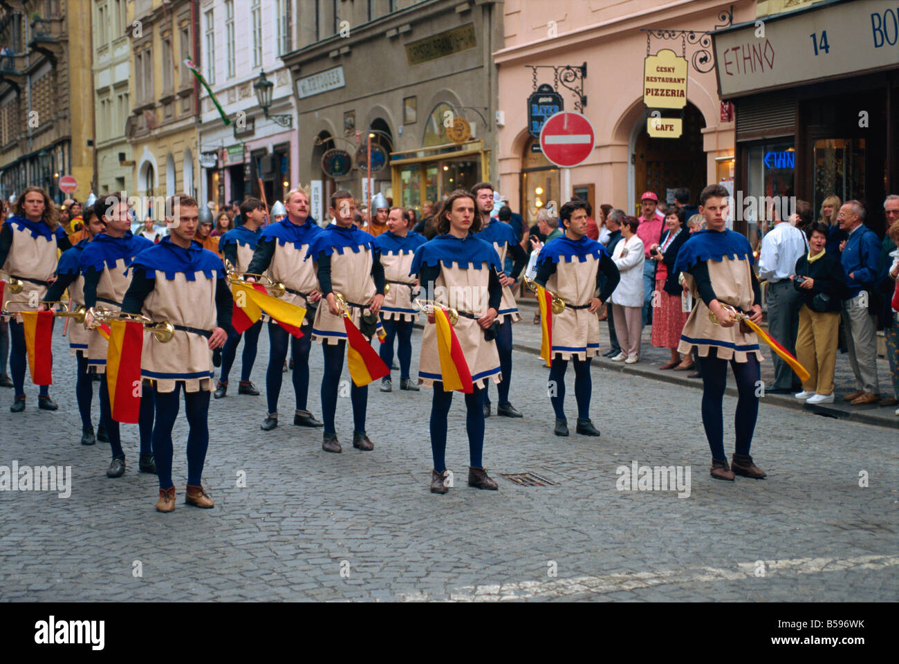 Mittelalterliche Parade im kleinen Viertel, Prag, Tschechische Republik, Europa Stockfoto