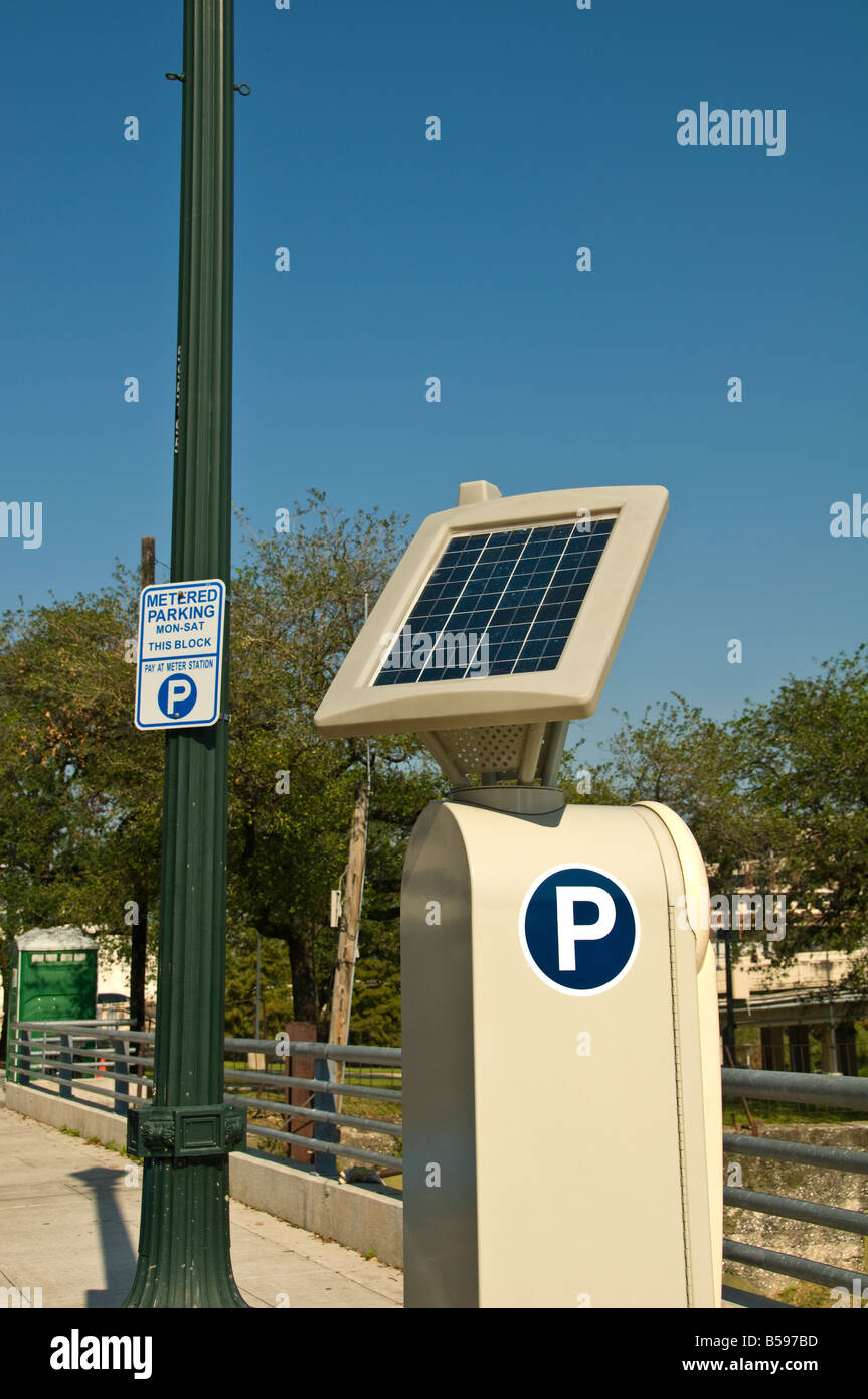 Solar Panel solar Energie gehen grüne Solartechnik solar powered Multi Raum Parkuhr Houston Texas Stockfoto