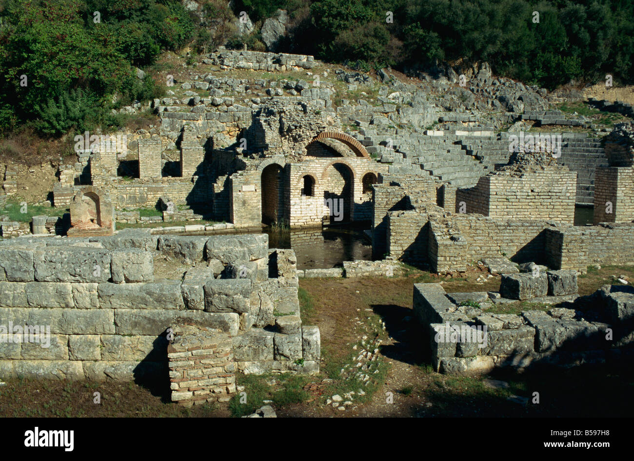 Gesamtansicht der römischen Siedlung von Bädern und Amphitheater Butrint UNESCO World Heritage Site Albanien Europe Stockfoto