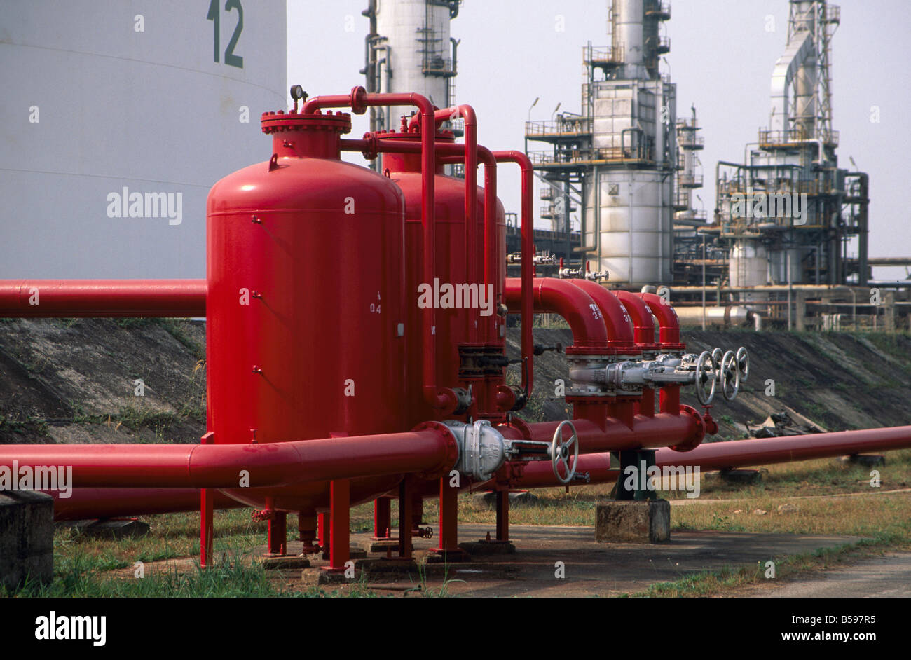 Roten Lagerbehälter in NNPC Nigerian National Petroleum Corporation Ölraffinerie in Warri Nigeria Afrika Stockfoto