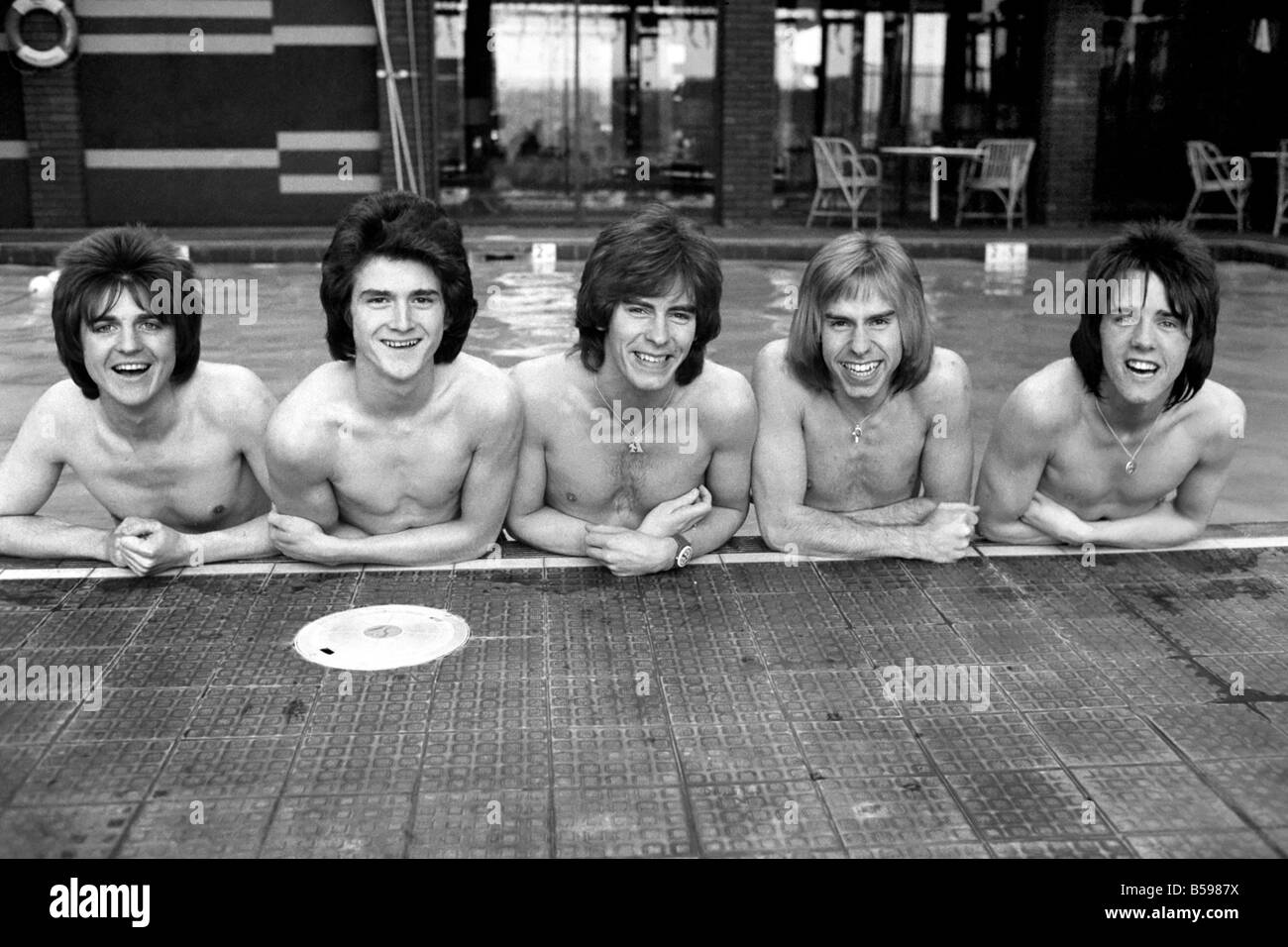 Die Bay City Rollers feiern ihren Chart-Erfolg mit einem schnellen Sprung in den Pool. Die Rollen sind schottische Pop/Rock-Band... Ihre Stockfoto