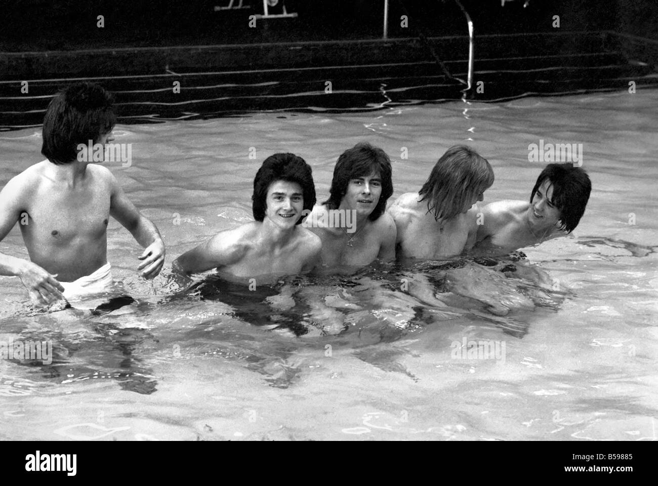 Die Bay City Rollers feiern ihren Chart-Erfolg mit einem schnellen Sprung in den Pool. Die Rollen sind schottische Pop/Rock-Band... Ihre Stockfoto