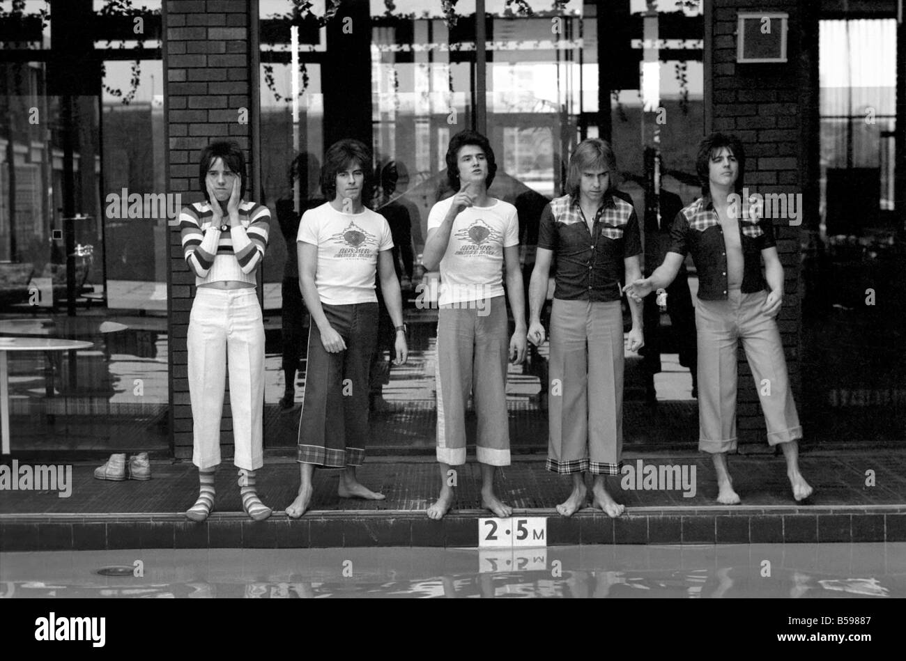 Die Bay City Rollers feiern ihren Chart-Erfolg mit einem schnellen Sprung in den Pool. Die Rollen sind schottische Pop/Rock-Band... Ihre Stockfoto