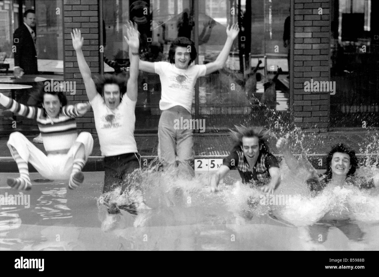 Die Bay City Rollers feiern ihren Chart-Erfolg mit einem schnellen Sprung in den Pool. Die Rollen sind schottische Pop/Rock-Band... Ihre Stockfoto