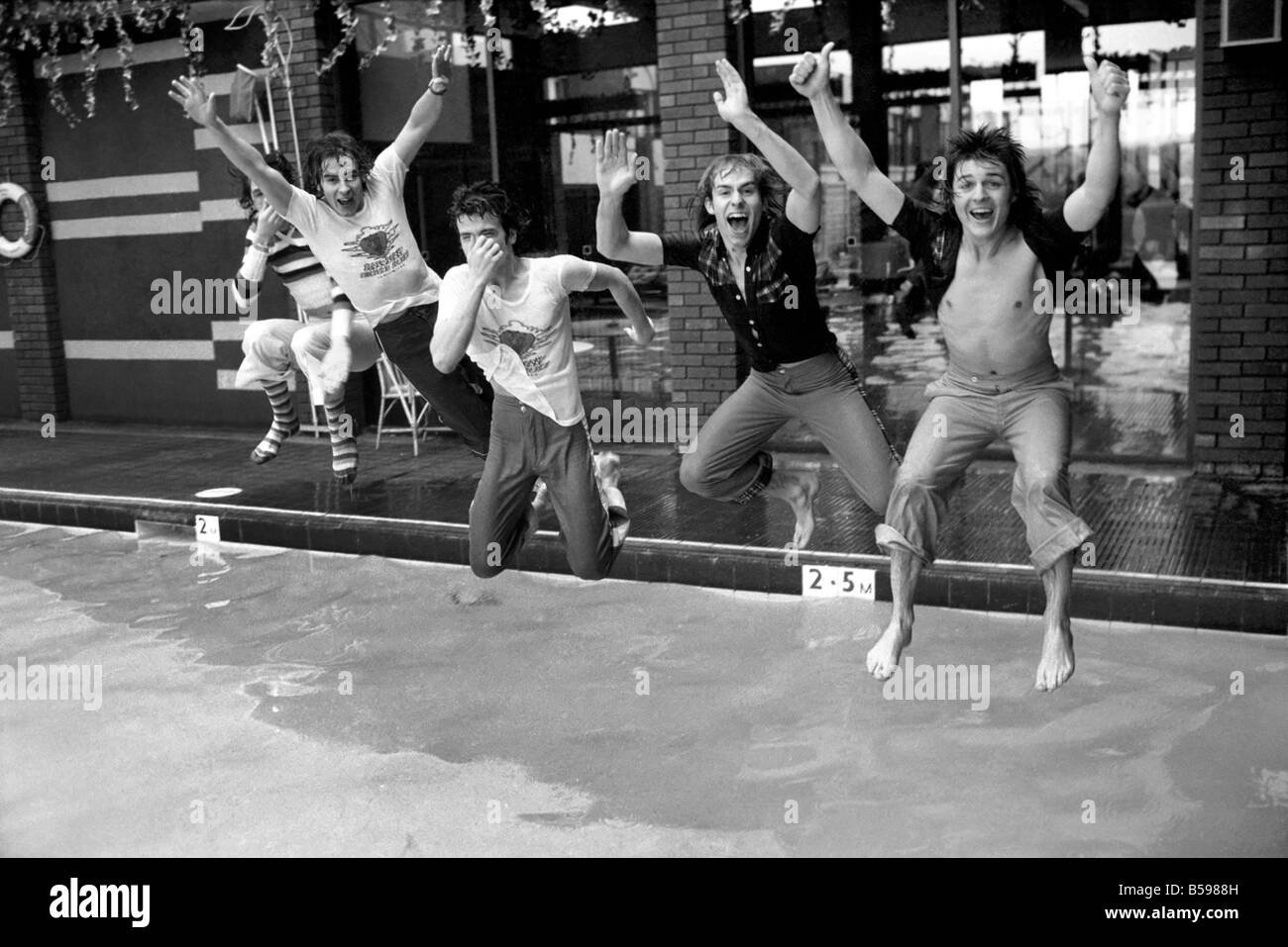 Die Bay City Rollers feiern ihren Chart-Erfolg mit einem schnellen Sprung in den Pool. Die Rollen sind schottische Pop/Rock-Band... Ihre Stockfoto