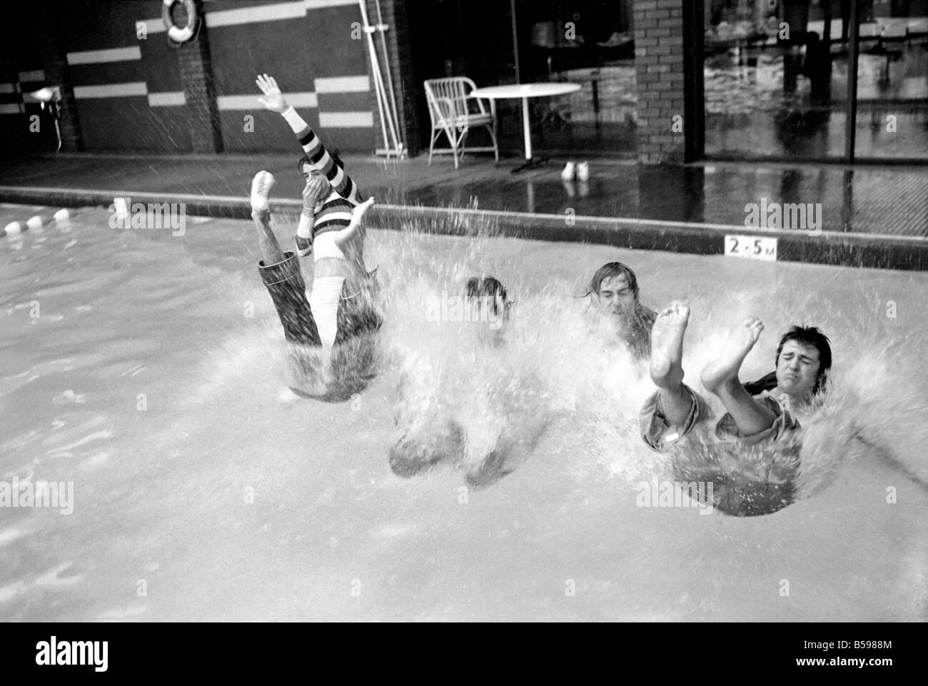 Die Bay City Rollers feiern ihren Chart-Erfolg mit einem schnellen Sprung in den Pool. Die Rollen sind schottische Pop/Rock-Band... Ihre Stockfoto Die Bay City Rollers feiern ihren Chart-Erfolg mit einem schnellen Sprung in den Pool. Die Rollen sind schottische Pop/Rock-Band... Ihre Stockfoto