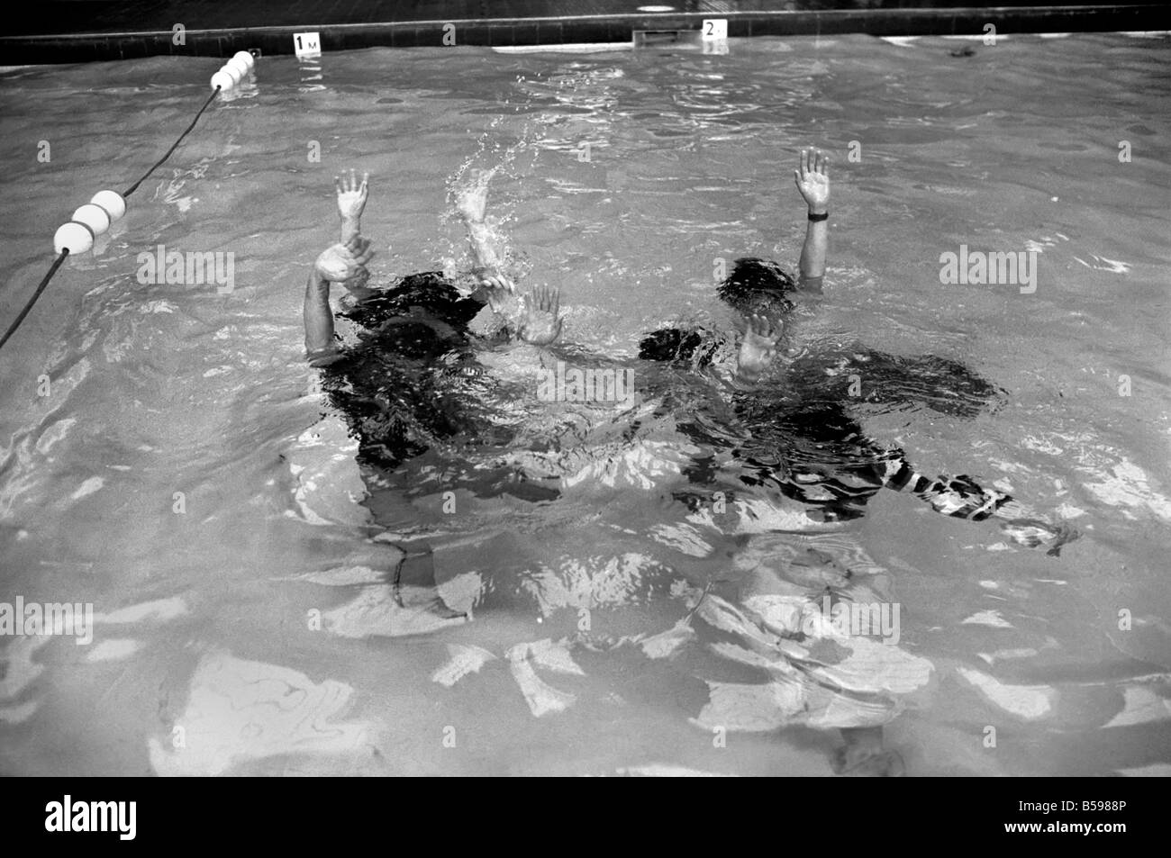 Die Bay City Rollers feiern ihren Chart-Erfolg mit einem schnellen Sprung in den Pool. Die Rollen sind schottische Pop/Rock-Band... Ihre Stockfoto Die Bay City Rollers feiern ihren Chart-Erfolg mit einem schnellen Sprung in den Pool. Die Rollen sind schottische Pop/Rock-Band... Ihre Stockfoto