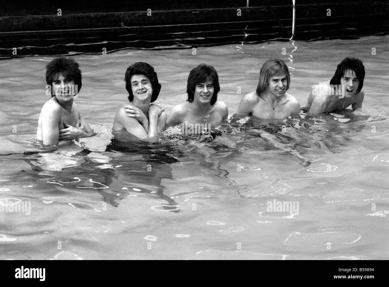 Die Bay City Rollers feiern ihren Chart-Erfolg mit einem schnellen Sprung in den Pool. Die Rollen sind schottische Pop/Rock-Band... Ihre Stockfoto