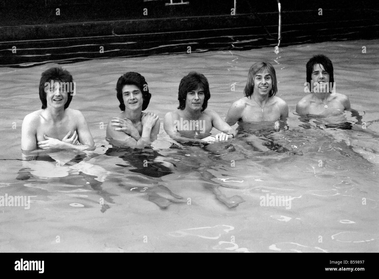 Die Bay City Rollers feiern ihren Chart-Erfolg mit einem schnellen Sprung in den Pool. März 1975 Stockfoto